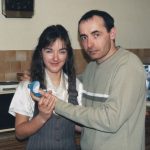 Darko iz Aleksinca oženio Albanku, a kad su njeni videli šta ima u kući umalo se prevrnuli od šoka: Rodila mu sina i ćerku, a onda je usledio pakao Darko iz Aleksinca oženio Albanku, a kad su njeni videli šta ima u kući umalo se prevrnuli od šoka: Rodila mu sina i ćerku, a onda je usledio pakao - featured image