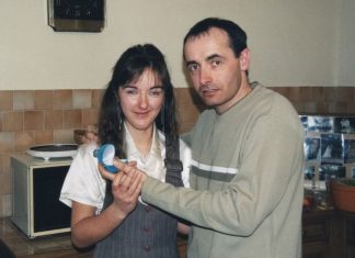 Darko iz Aleksinca oženio Albanku, a kad su njeni videli šta ima u kući umalo se prevrnuli od šoka: Rodila mu sina i ćerku, a onda je usledio pakao Darko iz Aleksinca oženio Albanku, a kad su njeni videli šta ima u kući umalo se prevrnuli od šoka: Rodila mu sina i ćerku, a onda je usledio pakao - featured image