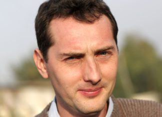 Ovaj Bosanac zbog svog imena hit na Balkanu: Pop nije hteo da mu krsti decu kad je čuo kako se zove, policija mu prašta prekršaje, tek da vidite imena braće Ovaj Bosanac zbog svog imena hit na Balkanu: Pop nije hteo da mu krsti decu kad je čuo kako se zove, policija mu prašta prekršaje, tek da vidite imena braće - featured image