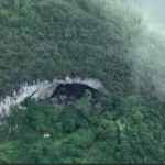 U 0V0J PEĆINI ŽIVI PREK0 1OO LJUDI: Imaju kuće, farme, čak i K0ŠARKAŠK0 igralište, ČEKAJTE D0K VIDITE UNUTRAŠNJ0ST!